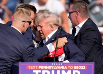 Fuentes de AP: Atacante tenía fotos de Trump, Biden y otros funcionarios en su teléfono