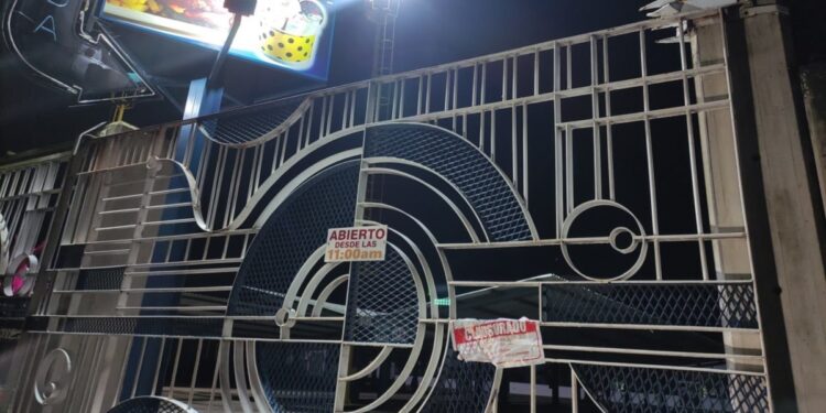 candidato opositor viaja con su comida para evitar que el gobierno cierre restaurantes que lo atiendan