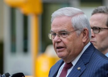 Luego de ser hallado culpable de 16 cargos federales por corrupción, aumentan voces pidiendo la renuncia del senador demócrata Bob Menéndez.