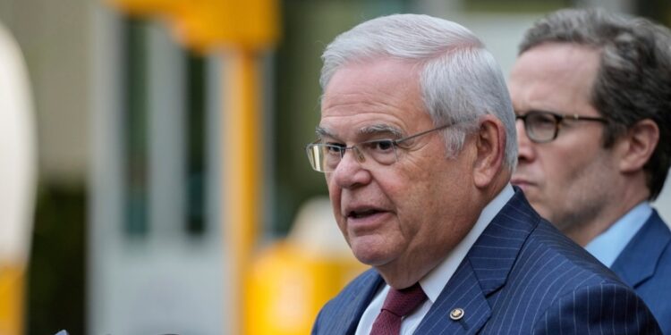 Luego de ser hallado culpable de 16 cargos federales por corrupción, aumentan voces pidiendo la renuncia del senador demócrata Bob Menéndez.