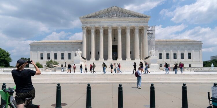 Corte Suprema EEUU mantiene suspensión a esfuerzos para regular redes sociales