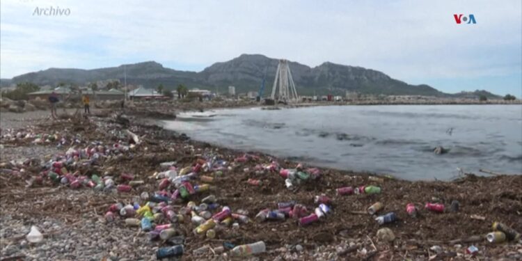 Colombia prohíbe plásticos de un solo uso en búsqueda de una industria verde