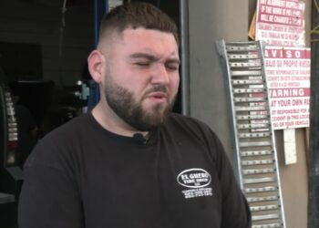 Residentes de Phoenix batallan con el mes más caliente del año