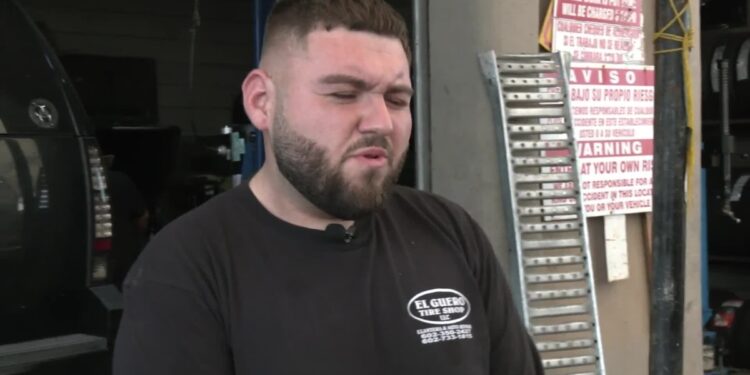 Residentes de Phoenix batallan con el mes más caliente del año