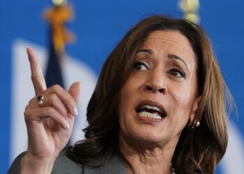 Campaña Biden explora viabilidad de Kamala Harris contra Trump, según diario 