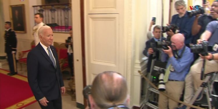 Joe Biden niega que considere retirar su candidatura presidencial