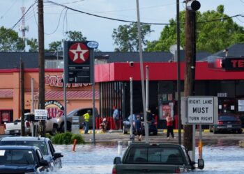 Beryl, la tormenta tropical, deja una estela de destrucción en Texas y avanza hacia el centro y noreste de EEUU cargada de intensas lluvias.