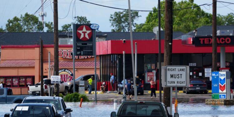 Beryl, la tormenta tropical, deja una estela de destrucción en Texas y avanza hacia el centro y noreste de EEUU cargada de intensas lluvias.