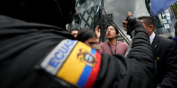 Ecuador: Protestas contra aumento de precios de los combustibles