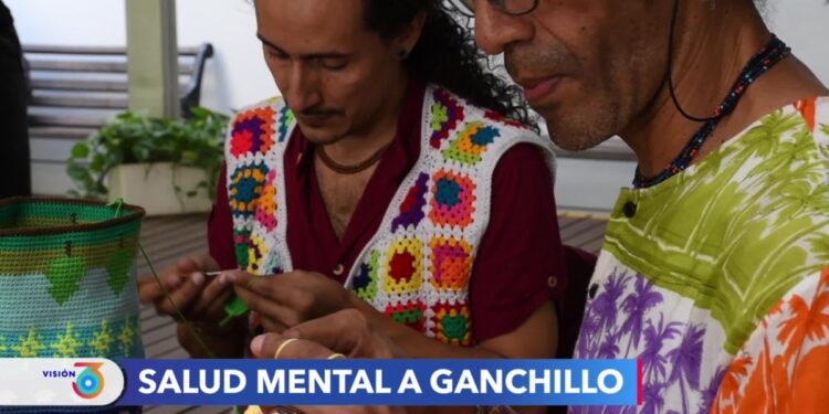 Tejer la mente, el pasatiempo de hombres en Medellín