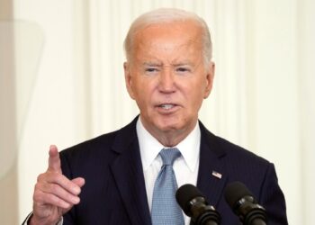 La creciente presión sobre el presidente Biden para que abandone la campaña no hace mella y promete quedarse “hasta el final”