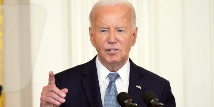La creciente presión sobre el presidente Biden para que abandone la campaña no hace mella y promete quedarse “hasta el final”