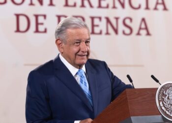 El presidente López Obrador asegura defender a los migrantes frente a Donald Trump