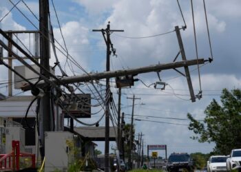Más de un millón de usuarios permanecen sin electricidad en Texas tras el paso del huracán Beryl.
