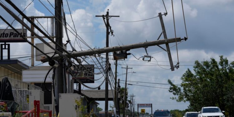 Más de un millón de usuarios permanecen sin electricidad en Texas tras el paso del huracán Beryl.