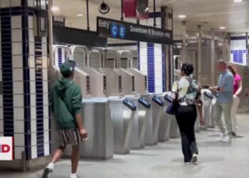 Nueva York combate violencia armada colocando detectores de metales en el metro