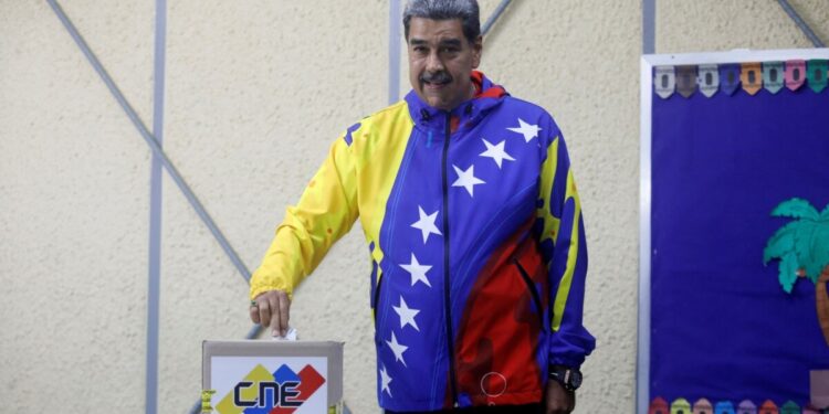 El Consejo Nacional Electoral otorga el triunfo electoral a Nicolás Maduro y denuncia un ataque cibernético