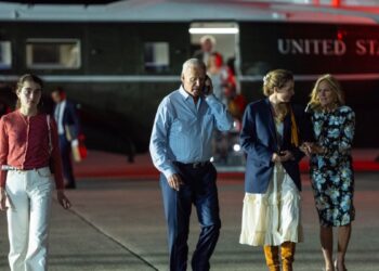 Líderes demócratas rechazan llamados para que Biden abandone la carrera por la Casa Blanca