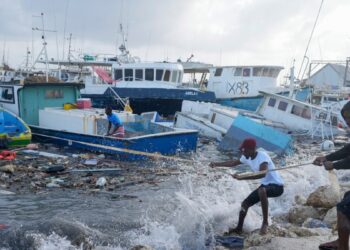El paso del huracán Beryl deja numerosos destrozos entre las islas caribeñas