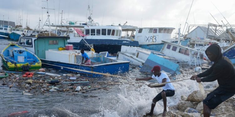 El paso del huracán Beryl deja numerosos destrozos entre las islas caribeñas