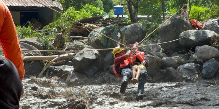 Vicepresidenta de Venezuela lesionada por un árbol en zona afectada por inundaciones