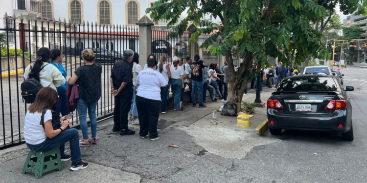 Venezolanos votan para elegir entre la continuidad del chavismo o un cambio