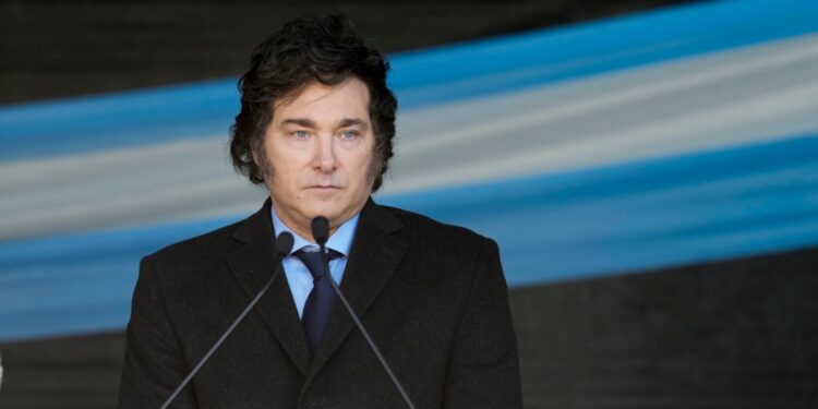 Argentina: Gobierno de Milei proyecta caída del 3.2% PIB e inflación del 130% este año