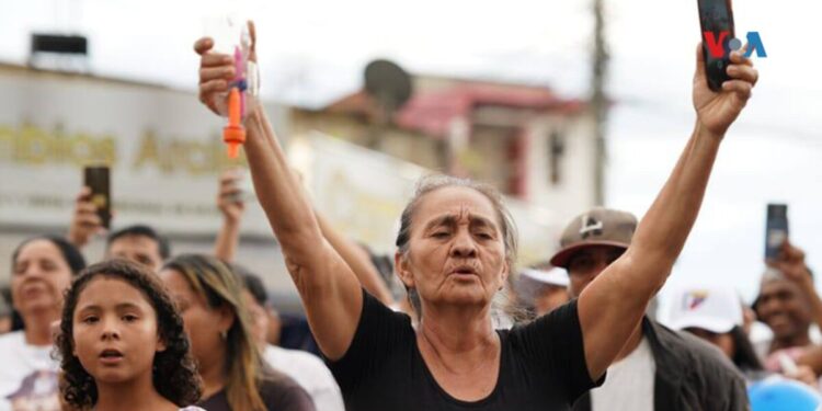 En Fotos | venezolanos se reúnen en el puente fronterizo Simón Bolívar en Cúcuta