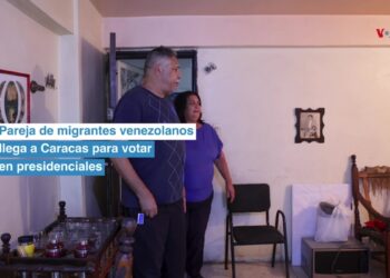 Pareja de migrantes venezolanos llega a Caracas para votar en presidenciales