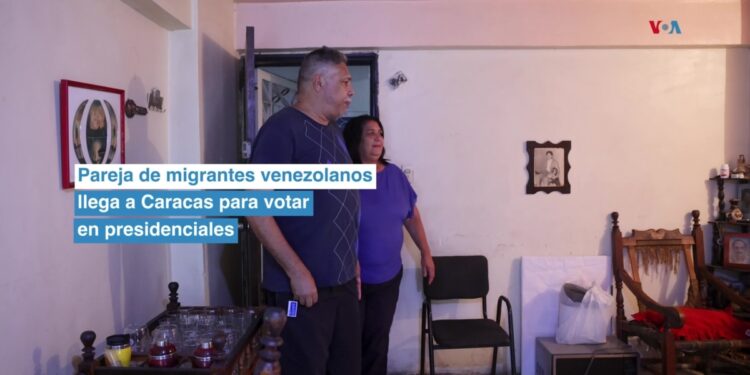 Pareja de migrantes venezolanos llega a Caracas para votar en presidenciales