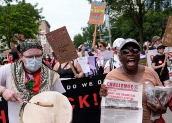 Milwaukee: Cientos de activistas protestan en parque frente a Convención Nacional Republicana