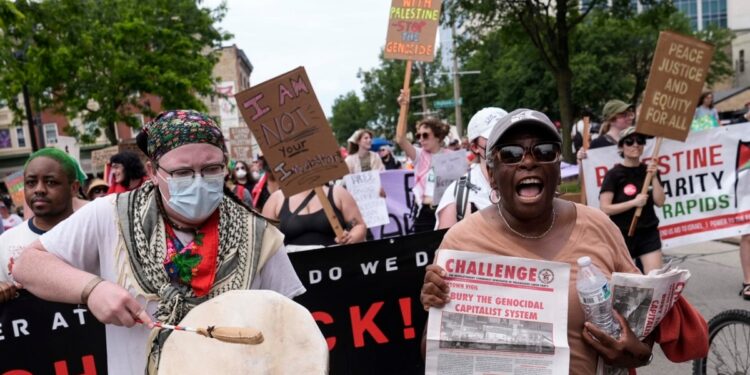 Milwaukee: Cientos de activistas protestan en parque frente a Convención Nacional Republicana