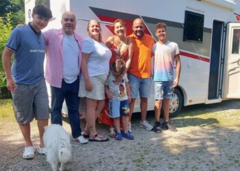 Venezolanos cruzan Europa en casa rodante para pedir elecciones libres