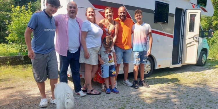 Venezolanos cruzan Europa en casa rodante para pedir elecciones libres