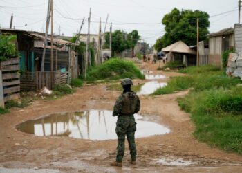 Policía de Ecuador confirma el rescate a 49 personas secuestradas en zona minera