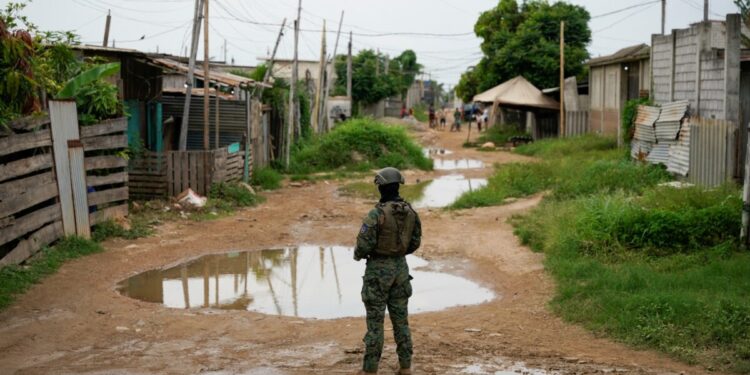 Policía de Ecuador confirma el rescate a 49 personas secuestradas en zona minera
