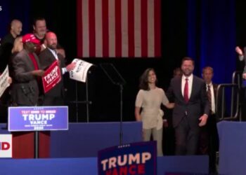J.D. Vance arremete contra Harris en su primer evento en solitario