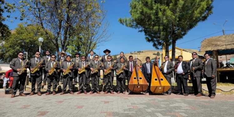 Mueren nueve músicos de una orquesta folklórica tras caída de bus en los Andes de Perú