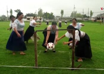 Mujeres indígenas ecuatorianas crean su propio deporte al no poder jugar fútbol