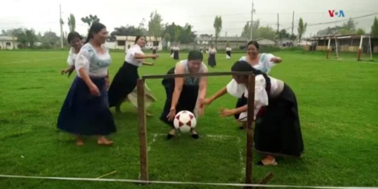 Mujeres indígenas ecuatorianas crean su propio deporte al no poder jugar fútbol