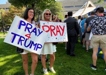 «Estamos aquí para apoyar a Trump», simpatizantes del expresidente rezan en Milwaukee por su seguridad