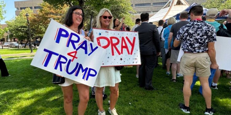 «Estamos aquí para apoyar a Trump», simpatizantes del expresidente rezan en Milwaukee por su seguridad