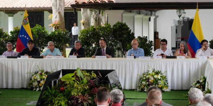 Colombia muestra voluntad para prolongar cese al fuego con ELN en una mesa de diálogo en crisis