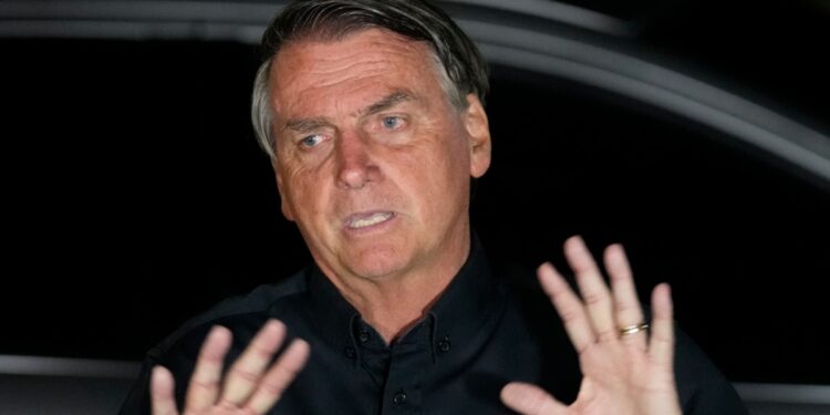 El expresidente Jair Bolsonaro afirma su disposición a declarar ante autoridades brasileñas