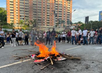 Fuerza Armada de Venezuela denuncia golpe de Estado y manifiesta apoyo incondicional a Maduro 