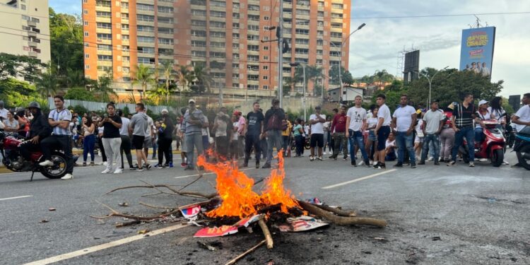 Fuerza Armada de Venezuela denuncia golpe de Estado y manifiesta apoyo incondicional a Maduro