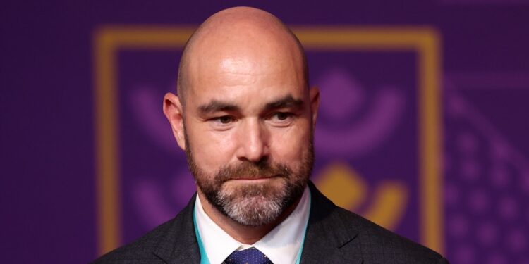 Ecuador enfrenta a Argentina en la Copa América con su técnico en la rampa de salida