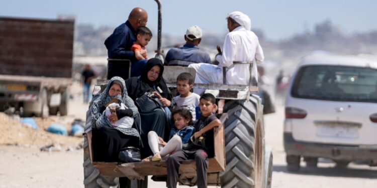 Ataques aéreos israelíes alcanzan una escuela en centro de Gaza; hay al menos 30 muertos