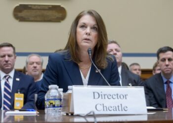 Directora del Servicio Secreto asume responsabilidad por fallas tras atentado contra Trump