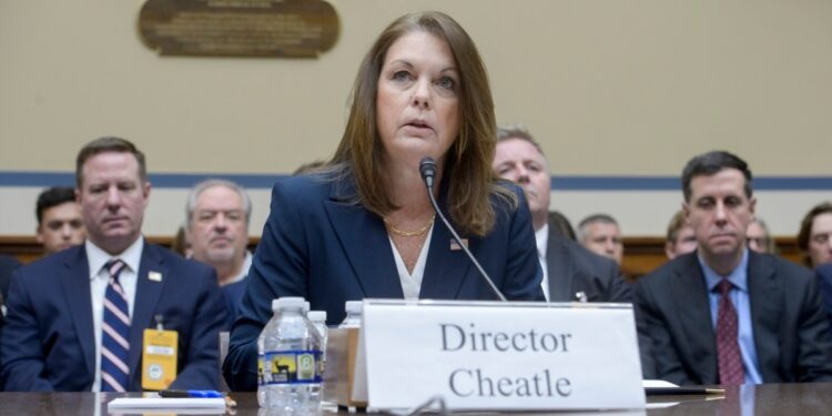 Directora del Servicio Secreto asume responsabilidad por fallas tras atentado contra Trump